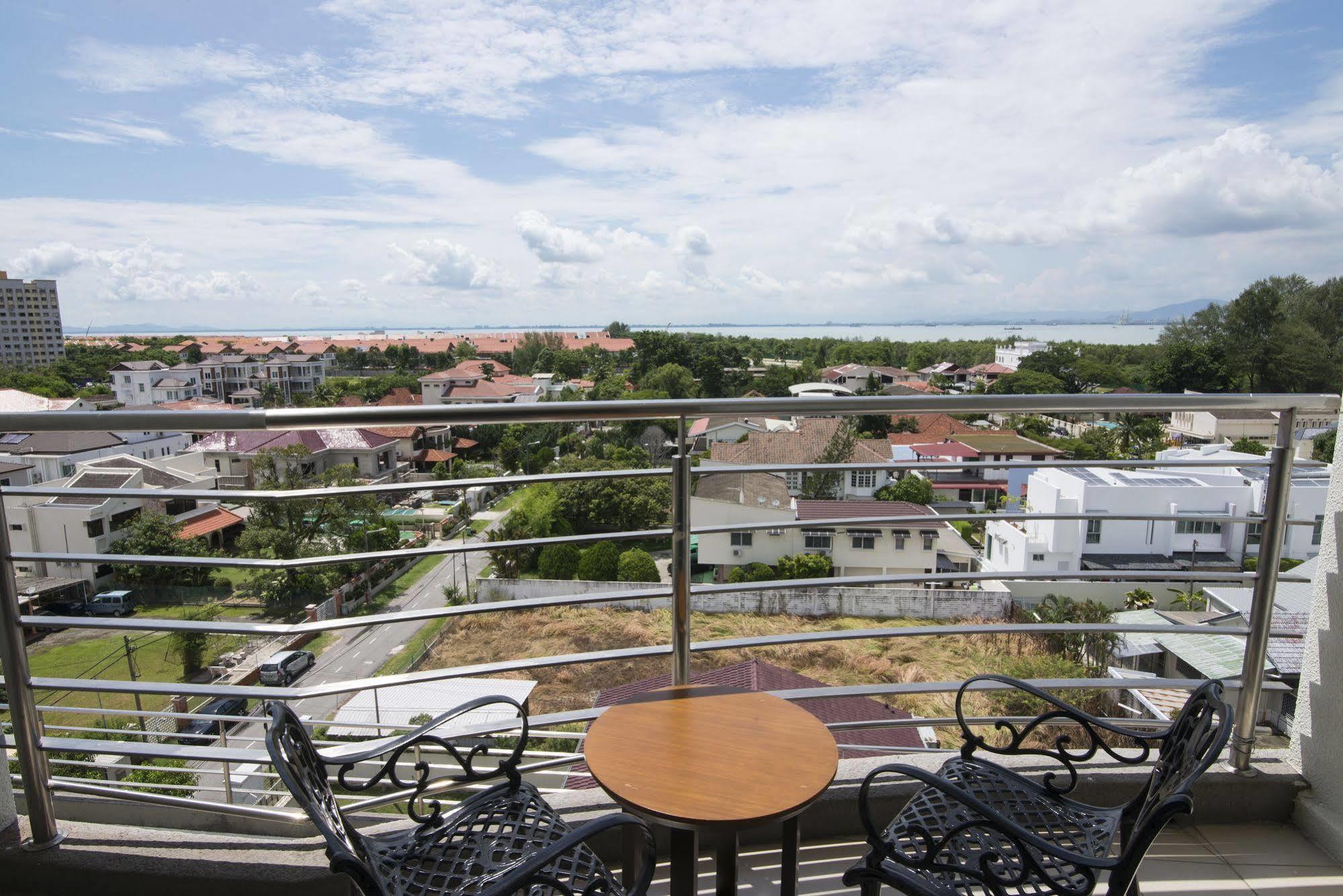 Golden View Serviced Apartments Tanjung Tokong Exterior foto